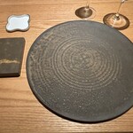 RISTORANTE M - 2億年前の石材を使ったパン皿と有田ポーセラインラボの食器