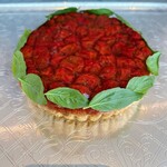 SEZANNE - エアールームトマトタルト　ガーデンバジルとブラータチーズ