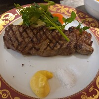 ゴドノフ東京 丸ビル店 - ミディアムの焼き加減。粗塩とよく合います