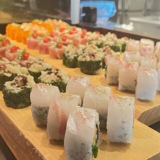 名物ロール寿司は種類豊富で盛り合わせもおすすめ