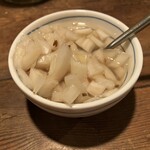 ほんやら洞 - この玉ねぎピクルスがかなりイイ働きをします