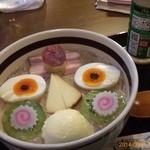 アイス珈琲ラーメン★
          #ラーメン
          衝撃でした！このルックスと味！
          麺はコーヒー味でスープもコーヒー味！顔のパーツのトッピングは卵、キウイ⁈スモークチーズ、ベーコン、サラミ、バナナ、バニラアイスなど！！
          バニラアイスのとろけたところと一緒に食べるとまたまろやかに〜！
          甘いのあり、苦いのあり、しょっぱいのありでだんだん自分でも何食べてるんだかわかんなくなってきます（笑）
          途中でパルメザンチーズをかけて