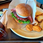 モリデアイ - セットではポテトとナゲット、選べるドリンクつき。隠れてますがケチャップも添えられてます。