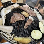 ジンギスカン羊はち - マトンとラム、まわりにいるのはナス、もやし、玉ねぎ、なぜかレンコン