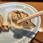 にこにこ屋 - 破れた隙間からのギョーザ餡