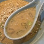 にこにこ屋 - 肉ミンチ混ぜ混ぜ後のスープ