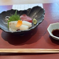 泉岳寺門前 紋屋 - お造り（メジマグロ、イシガレイ、モンゴウイカ）