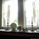 イタリア料理のお店 ラ　サラ  - 窓に飾られたカップなど。
      