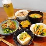 Kirakira kyacchin - 夜こそきちんとバランス良く食べたいという声にこたえた晩酌定食メニュー＊ワンドリンク選べます！