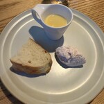 Caliner - コーンスープ、ハムのムース、フォカッチャ