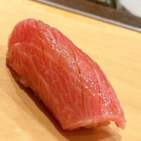 鮨 やすみつ - 温度を下げた腹カミの大トロ、二貫目です