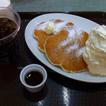 ラナイカフェ - ホイップパンケーキ二枚475円＋コーラ162円