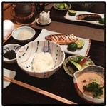 銀座 朱雀 - 食事。
            秋刀魚と鯛茶漬け。
            和食！！
            鱧と松茸の蒸し物が美味かったです。