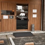 イズ - お店の前が2台分の駐車スペース