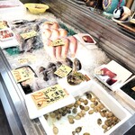 一心 - 基本的には鮮魚店なので、店内では、お魚も販売されています。