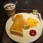 Sandwich Cafe Lille - トースト＆スクランブルエッグセット＋アイスカフェラテ　４７０円＋４０円