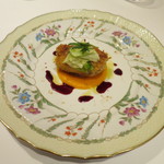 ラルテ沢藤 - 豚バラの白ワイン煮をブロック状にカット、ホタテとぶどうの皮と混ぜて