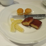 ラルテ沢藤 - プティフール
      グレープフルーツのピール
      フィナンシェ
      シュー