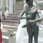 au bon pain - 隣は王宮。下は洋風ですが上はタイ風味全開♪
            