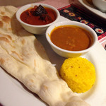 シャングリーラ - チキンカレー＆特大ナン