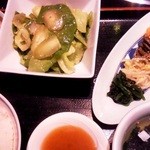 叙々苑 新宿中央東口店 - キムチ、サラダ、ナムル、ワカメスープ