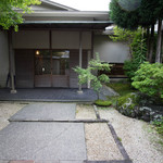 料亭旅館　いちい亭 - 門を入ったところ