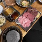 大衆酒場 もつ焼きと肉刺し ぶた横丁 - 