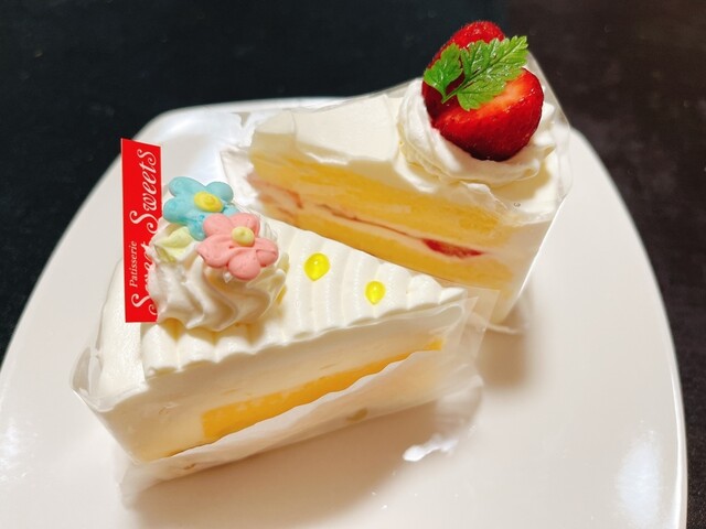 店内の様子とケーキ