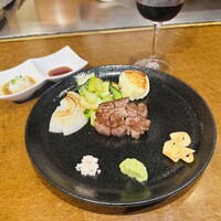 知喜多 横浜西口店 - フィレ肉に玉ねぎ、チンゲンサイポテト添え、お肉は最高においしいです