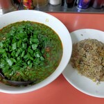 揚子江 - 半チャーハンもまぁまぁな量　具材も豊富で美味