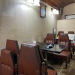 葉葉 - 奥においでよ、と。手招きされてカウンター前の4人掛けの席へ着席。