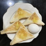 葉葉 - 薄切りトーストを4カットと、ゆで卵。「今日はこれ」と言っていたので、多分固定ではなく気まぐれの日替わりなのかしら。