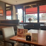 ロイヤルホスト - 中から外の景色