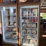 ロイヤルホスト - 今まで無かった入口正面に、冷凍ミールの冷蔵庫