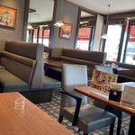 ロイヤルホスト - 新しいカーペットとブラウンのシートとオレンジのアートが落ち着いた雰囲気で居心地が良いです