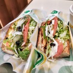 サブウェイ 神戸ハーバーランドumie店 - えびたま(左)、チリチキン(右)