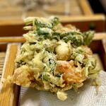 そば福 - こんなに立派な海老と小柱のかき揚げが隠れてます✩.*˚