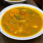 コチン ニヴァース - サンバル。たっぷり野菜が入ったラッサム。同行者は少し辛めと言っていました。私はそんなに辛くは感じなかったけど、敏感な人は少し注意。