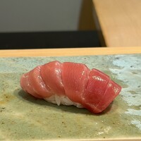 鮨 さいとう はなれ NANZUKA - 鮪背トロ 北海道噴火湾 定置網 147kg やま幸より
                    赤身と同じ個体。
                    口の中ではらけるシャリと背トロの重なりが実に良いのです♪