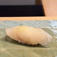 鮨 さいとう はなれ NANZUKA - コチ 薄っすら昆布締め 銚子より
                      温かなシャリは酸味はとてもまろやか、コチの上品な白身との重なりが良いです♪
                      コチらしい食感が楽しめました。