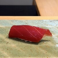 鮨 さいとう はなれ NANZUKA - 鮪赤身 北海道噴火湾 定置網 147kg やま幸より
                    この時期の鮪にしては味わいに深みがあり、香りもあります♪