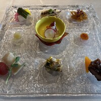 THE DINING シノワ唐紅花＆鉄板フレンチ蒔絵 - 季節の七種冷菜お祝いパレットスタイル