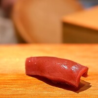 枯淡 - 赤身。 大将は赤身って言ってたんだけど、見た目も味わいも赤身じゃない感じ。 非常にきめ細かくしっとりと舌に絡むし、口溶けも色っぽい。 品のある酸味が鼻腔を抜け、甘い脂が温かめのシャリを包みこんで陶酔するような旨さでした。 本日一番のタネ。