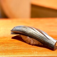 枯淡 - コハダ。 この店の、この店の系譜のシグニチャ的存在。 さすがに美しい。 鮮烈な酢だちと塩味。 しゅっとしたコハダ。 シャリにするコメは粒が大きめの品種のようです。