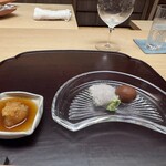 徳ㇵ本也 - ◆淡路の鱧焼き霜食べ比べ
      塩抜き後にお出汁で炊いた梅
      玉葱と大根おろし醤油　山葵