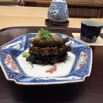 徳ㇵ本也 - ◆焼き鮑（長崎）
      鮑の肝とイカ墨の飯蒸し　枝豆　木の芽