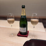 徳ㇵ本也 - グラスシャンパーニュで乾杯
      Daniel Dumont Grande Réserve Brut