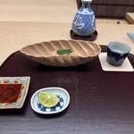 徳ㇵ本也 - ◆向付
      スズキ　紋甲烏賊（どちらも兵庫県明石から）
      コノワタのソース仕立て
      ふぐねぎ（安岡ねぎ）　生姜