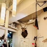 横浜馬車道 旬の肉料理イタリアン オステリア・アウストロ - 内観　白が基調となっています