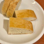 横浜馬車道 旬の肉料理イタリアン オステリア・アウストロ - 自家製フォカッチャとバンズ